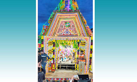 காசி விஸ்வநாதர் சமேத உலகம்மன் பக்தர்களுக்கு காட்சியளித்தபோது எடுத்தபடம்.