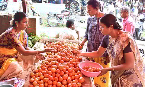 ஈரோடு வ.உ.சி. மார்க்கெட்டில் காய்கறிகள் விலை உயர்ந்தது