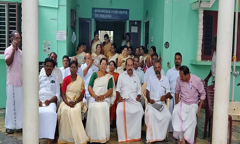 கொல்லங்கோடு நகராட்சியில் கவுன்சிலர்கள் திடீர் உள்ளிருப்பு போராட்டம்