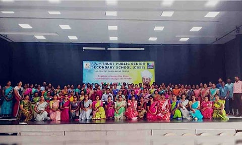 ஆசிரியர் தினவிழா நடைபெற்ற காட்சி.
