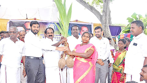 பயனாளிகளுக்கு தென்னங்கன்றுகளை அமைச்சர் மெய்யநாதன் வழங்கினார்.