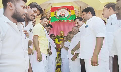 வ.உ.சி. சிலைக்கு தர்மர் எம்.பி. மற்றும் நிர்வாகிகள் மாலை அணிவித்து மரியாதை செலுத்தினர்.