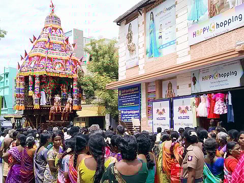 பக்தர்கள் வெள்ளத்தில் தேரோட்டம் நடந்தது.