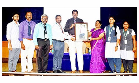 விழாவின்போது, கல்லூரி முதல்வருக்கு துறை தலைவர்கள் நினைவுப் பரிசு வழங்கியபோது எடுத்த படம்.