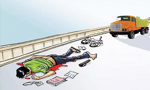 பைக் மீது லாரி மோதி ஒருவர் பலி