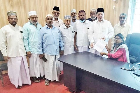 நகராட்சி ஆணையாளர் சுகந்தியிடம் கோரிக்கை மனு வழங்கப்பட்ட போது எடுத்த படம்.