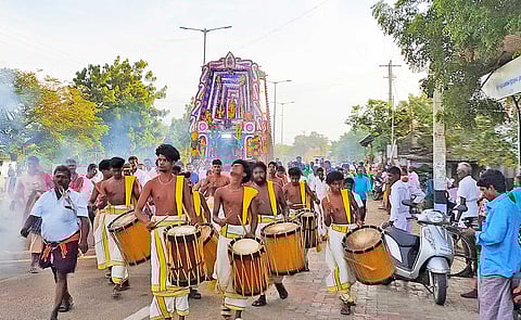 கொடை விழாவை முன்னிட்டு வடபத்திரகாளி அம்மன் நகர்வலம் வந்த காட்சி.