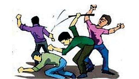 தொழிலாளியை தாக்கிய சிறுவன் உள்பட 3 பேர் கைது