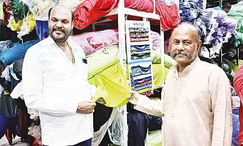 தாய்வீடு அமைப்பின் நிறுவனத் தலைவர் ஜான்பாண்டியன், வால்ரஸ் நிறுவனத்தின் நிர்வாக இயக்குனர் டேவிட் ஆகியோர் பெண்களுக்கு தொழில் வாய்ப்பு வழங்குவது தொடர்பாக ஆலோசனை நடத்திய போது எடுத்த படம்.