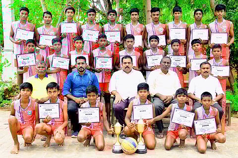 பரிசு கோப்பையுடன் மாணவர்கள்.