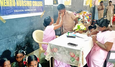 விழாவில் ஒரு மாணவருக்கு கண் பரிசோதனை செய்யப்பட்ட காட்சி.