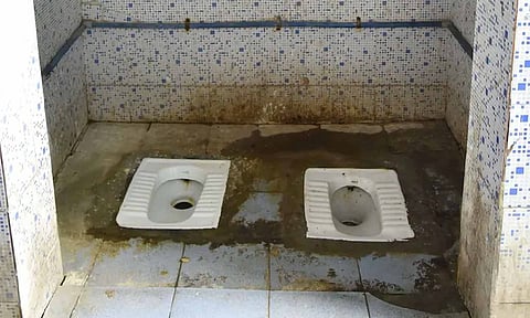 ஒரே அறையில் 2 கோப்பைகள்... சர்ச்சையை ஏற்படுத்திய டாய்லெட்: மாநகராட்சி சொன்ன விளக்கம்