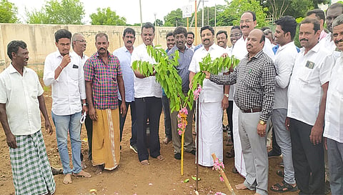கட்டுமானப் பணியினை மாநிலங்களவை உறுப்பினர் கே.ஆர்.என்.ராஜேஷ்குமார் பூமிபூஜை செய்து தொடங்கி வைத்தார்.
