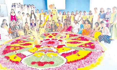 ஓணம் பண்டிகை கொண்டாடப்பட்ட காட்சி.