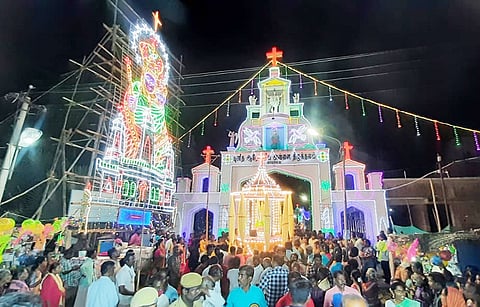 அன்னை தேர் பவனி நடந்தது