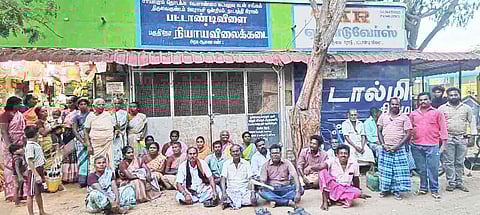 ரேஷன் கடை முன்பு அமர்ந்திருந்த பொதுமக்கள் 