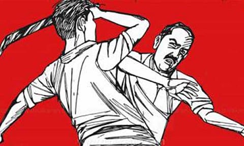 களக்காடு அருகே கட்டிட தொழிலாளிக்கு அரிவாள் வெட்டு- 2 பேருக்கு வலைவீச்சு