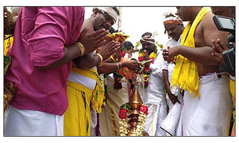 புலிக்கரை கிராமத்தில் மகா மாரியம்மன், அக்குமாரியம்மன் கோவில் கும்பாபிஷேக விழா