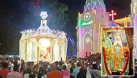 பூண்டி மாதா பேராலயத்தில் மாதாவின் பிறப்பு பெருவிழா தேர் பவனி நடந்தது.