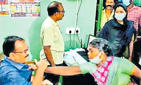 பெண் ஒருவர் பதான் கானின் சட்டையை பிடித்து தாக்கிய காட்சி.