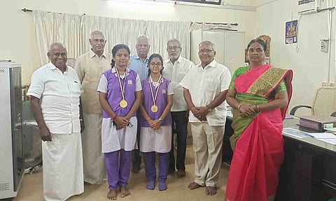 மாணவிகள் சத்யா, நிஷாந்தி ஆகியோரை பள்ளி தலைவர் பெஸ்ட் எஸ்.ராமசாமி தலைமையில், துணை தலைவர்கள், செயலாளர், பொருளாளர், இணை செயலாளர் மற்றும் பள்ளி முதல்வர் பாராட்டி, வாழ்த்திய காட்சி. தெரிவித்தனர்.
