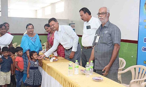 குடற்புழு நீக்க மாத்திரைகள் வழங்கப்பட்ட காட்சி.