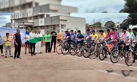 சைக்கிள் போட்டியை கலெக்டர் வினீத் தொடங்கி வைத்த காட்சி. 