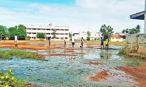 நிலக்கோட்டை அரசு பள்ளி முன்பு தேங்கியுள்ள மழை நீர்.