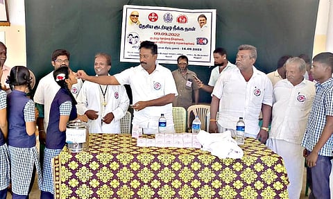 மாணவ-மாணவிகளுக்கு குடற்புழு நீக்க மாத்திரைகளை தங்கபாண்டியன் எம்.எல்.ஏ. வழங்கினார்.