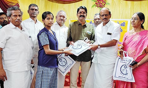 எஸ்.ஆர்.வி. மக்கள் நல மன்றம் சார்பில் மாணவ-மாணவிகளுக்கு இலவச நோட்டு புத்தகம்