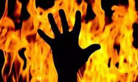 சிகரெட் பற்ற வைத்தபோது தீப்பிடித்து வாலிபர் பலி