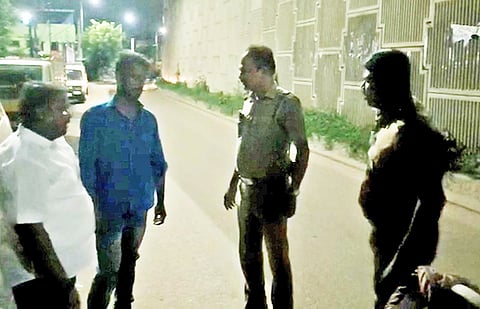 திருச்சியில் கத்தி முனையில் போலீசை மிரட்டி ரவுடிகள்