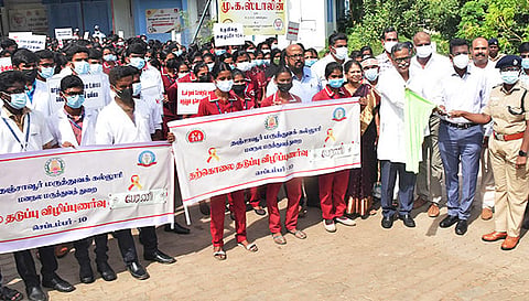 விழிப்புணர்வு பேரணியை கலெக்டர் தினேஷ் பொன்ராஜ் ஆலிவர், போலீஸ் சூப்பிரண்டு ரவளிப்பிரியா ஆகியோர் கொடியசைத்து தொடங்கி வைத்தனர்.