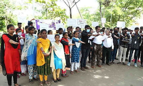 தற்கொலை தடுப்பு விழிப்புணர்வு உறுதிமொழியை மாணவர்கள் எடுத்துக்கொண்ட காட்சி.
