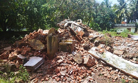 கிள்ளியூர் அருகே சமுதாய நலக்கூடம் மர்ம நபர்களால் இடிப்பு