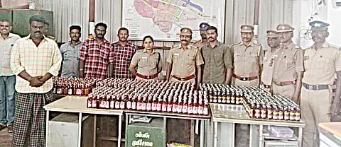 பறிமுதல் செய்யப்பட்ட மதுபாட்டில்களை போலீசார் பார்வையிடுவதையும், கைதான ராஜபாண்டியையும் காணலாம்.