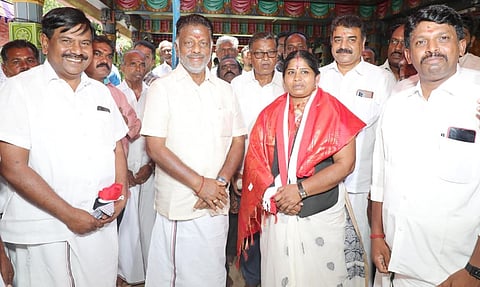 அ.ம.மு.க. நிர்வாகி அ.தி.மு.க.வில் இணைந்தார்