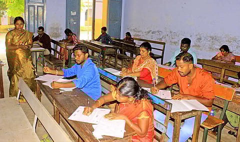 நெல்லை சந்திப்பு ம.தி.தா. இந்து மேல்நிலைப் பள்ளியில் தேர்வு எழுதியவர்களை படத்தில் காணலாம்.