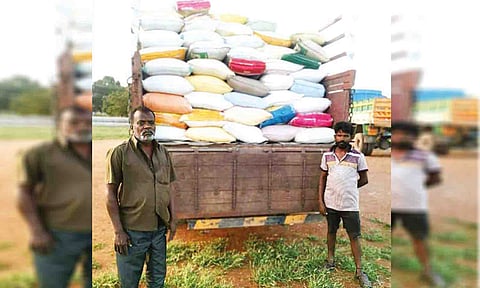 கைதான மோகன், ஜான்சன் பிரபுவையும், பறிமுதல் செய்யப்பட்ட ரேசன் அரிசி மூட்டைகளையும் படத்தில் காணலாம்.