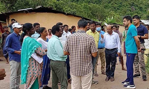 மலைவாழ் கிராமங்களில் கலெக்டர் ஆய்வு செய்த காட்சி. 