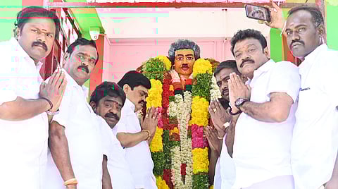 இமானுவேல் சேகரன் சிலைக்கு முன்னாள் அமைச்சர் கே.டி.ராஜேந்திரபாலாஜி மாலை அணிவித்து மரியாதை செலுத்தினார். அருகில் ஸ்ரீவில்லிபுத்தூர் எம்.எல்.ஏ. மான்ராஜ், முன்னாள் எம்.எல்.ஏ. ராஜவர்மன், முன்னாள் அமைச்சர் இன்பதமிழன் மற்றும் நிர்வாகிகள் உள்ளனர். 