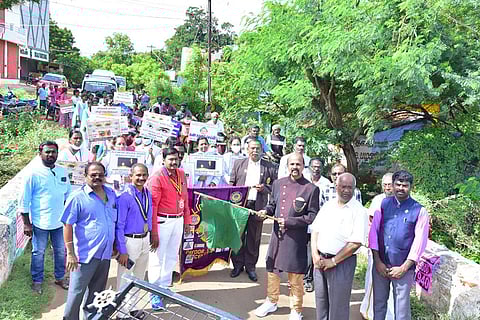 பேரணியில் கலந்து கொண்டவர்களை படத்தில் காணலாம்.