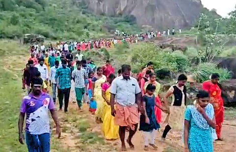 மலையை சுற்றி பக்தர்கள் கிரிவலம் செல்வதை படத்தில் காணலாம்.