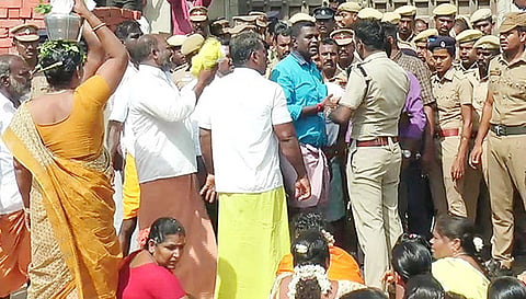 முத்துமாரியம்மன் கோவிலில் இரு தரப்பினரிடையே போலீசார் பேச்சு வார்த்தை நடத்தினர்.