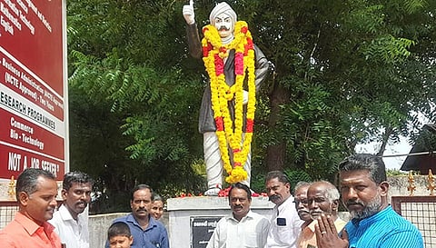 பாரதியார் சிலைக்கு மகாகவி பாரதி தேசிய பேரவை சார்பாக அதன் தலைவர் வக்கீல் கோ.அன்பரசன் தலைமையில் மாலை அணிவித்தனர்.