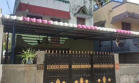 கொள்ளை நடந்த வீட்டை படத்தில் காணலாம்.