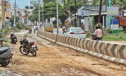 ஒரே சாலையில் எதிரும், புதிருமாக செல்லும் வாகனங்களை படத்தில் காணலாம்.