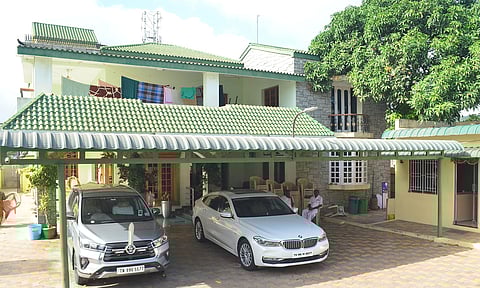 முன்னாள் அமைச்சர் எஸ்.பி.வேலுமணியின் வீடு