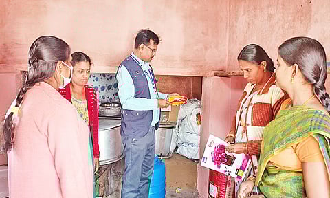 வில்பட்டி ஊராட்சி ஒன்றிய தொடக்கப்பள்ளியில் சுகாதாரத்துறை அலுவலர் லாரன்ஸ் ஆய்வு செய்த காட்சி.