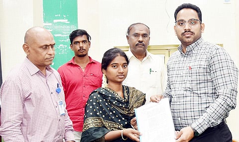 குறைதீர்க்கும் கூட்டத்தில் சத்துணவு பணியாளரின் வாரிசுதாரருக்கு கருணை அடிப்படையில் பணி நியமன ஆணையை கலெக்டர் மேகநாதரெட்டி வழங்கினார்.